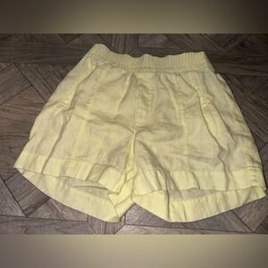 Athleta Retreat Linen Mid Rise 4" Short in Color Limone